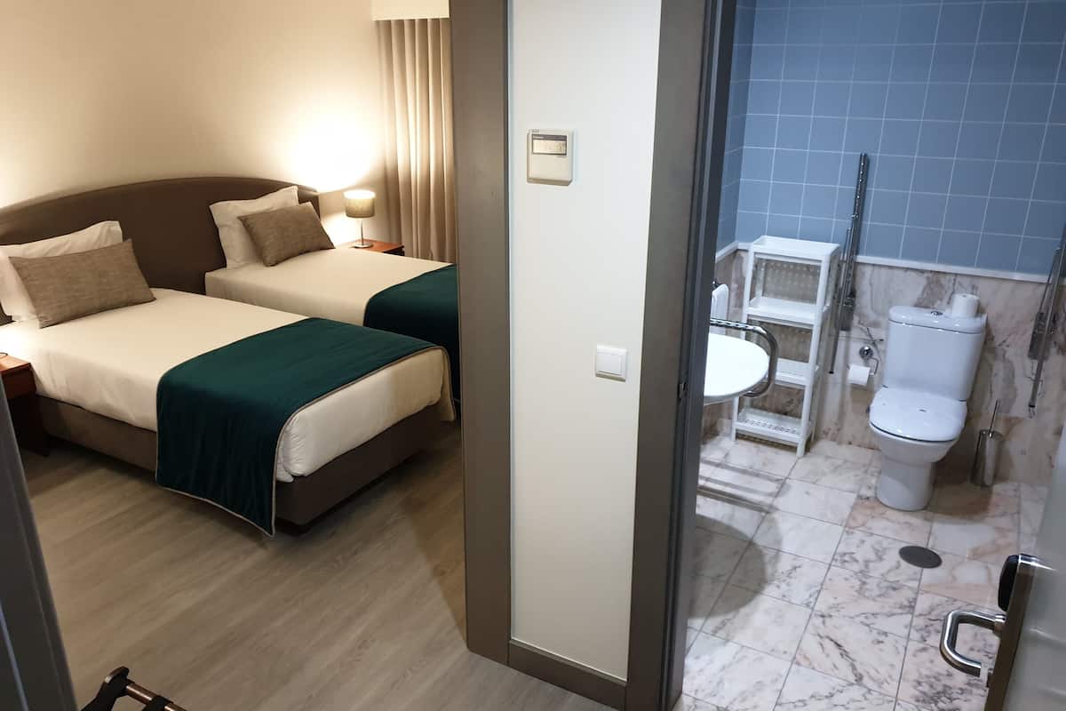 Disability Access Room - Double or Twin | Een minibar, een kluis op de kamer, een bureau
