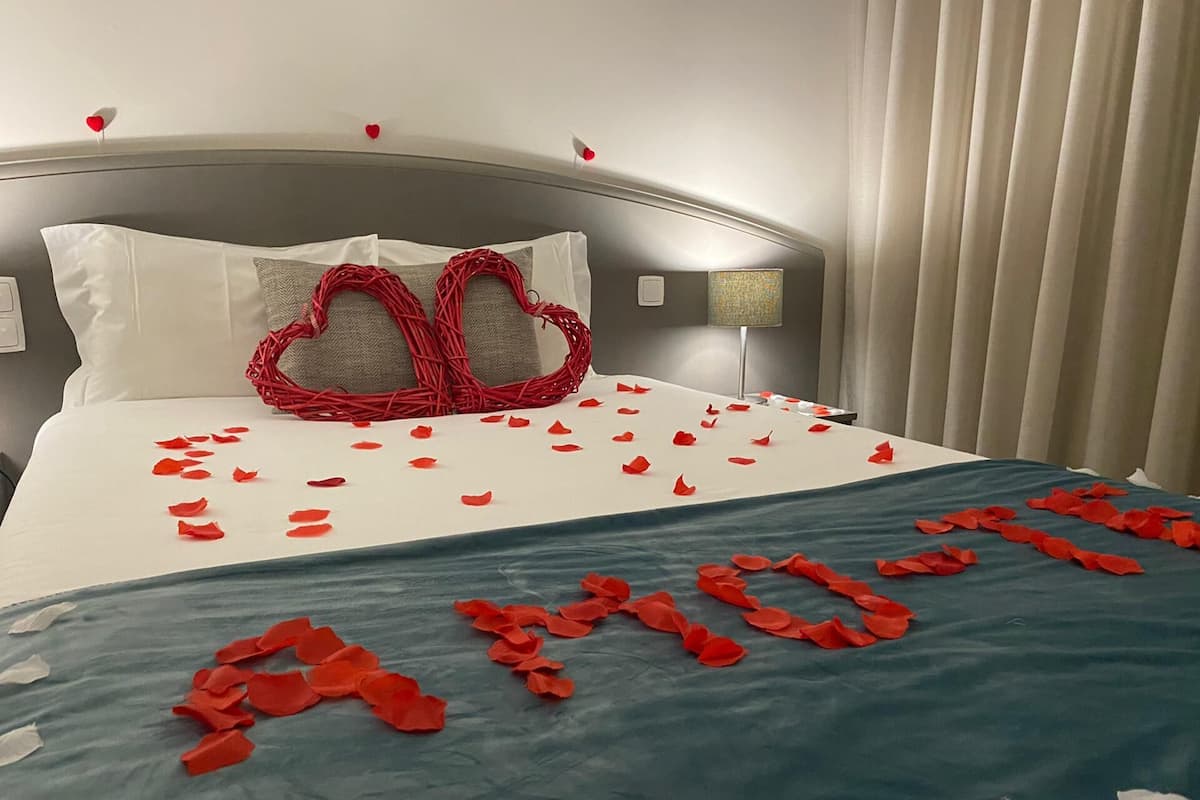 Romantic Package - Double Room | Een minibar, een kluis op de kamer, een bureau