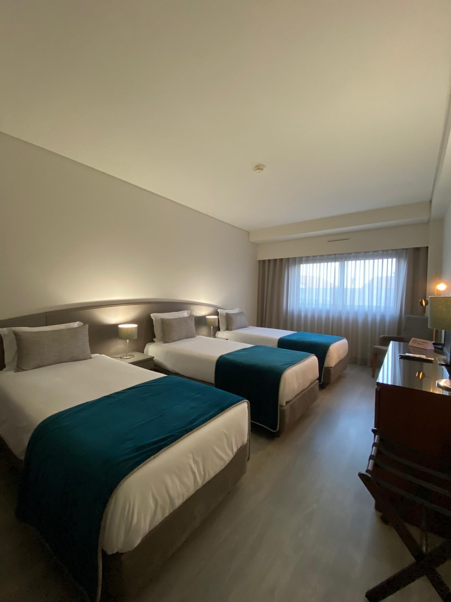 Triple Room with Balcony | Minibaari, tallelokero huoneessa, työpöytä, silitysrauta/-lauta