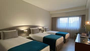 Triple Room with Balcony | Minibar, caja fuerte, escritorio y tabla de planchar con plancha