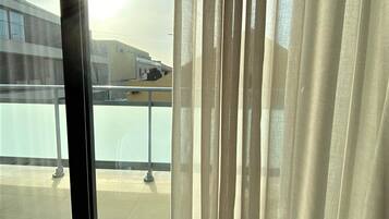 Twin Room with Balcony | Minibar, in-room safe, desk, iron/ironing board