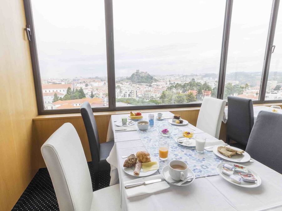 Café da manhã com buffet grátis todos os dias