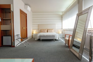 Suite básica | Minibar, escritorio y espacio para trabajar con laptop 