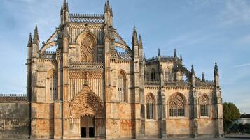 Una catedral gótica imponente con detalles intrincados en piedra y arcos apuntados.