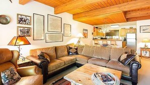Standaard kamer | Woonruimte | Flatscreentelevisie, een open haard en een dvd-speler