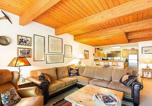 2 Bedroom/2 Bathroom Silver | Área de sala de estar | Televisión de pantalla plana, chimenea y reproductor de DVD