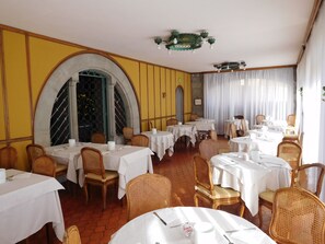 Petit déjeuner buffet (7.5 EUR par personne)