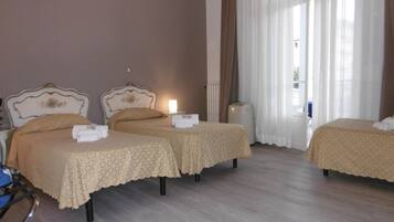 Senior-Doppel- oder -Zweibettzimmer | Daunenbettdecken, Zimmersafe, Bettwäsche