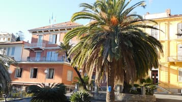 Vista frontal de la propiedad