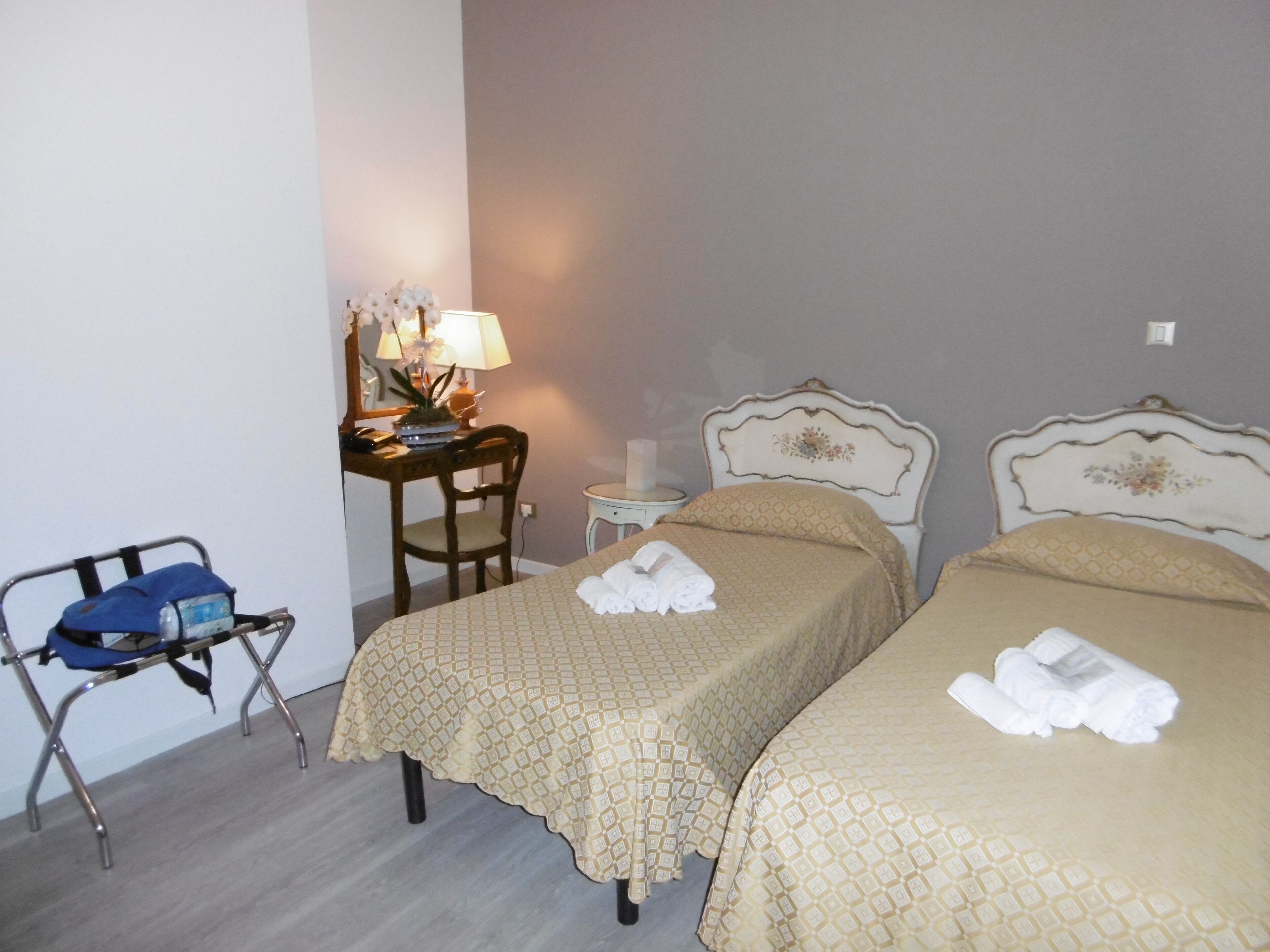 Habitación senior con 1 cama matrimonial o 2 individuales | Edredón, caja de seguridad en la habitación y ropa de cama 