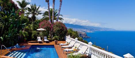 2 個室外泳池;泳池傘、躺椅