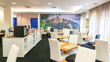 每日供應吃到飽早餐 (每人 EUR10)