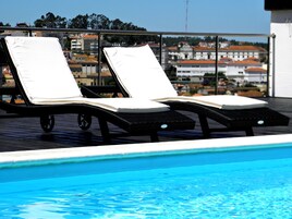 Piscina externa sazonal, funciona das 10h às 19h, guarda-sóis