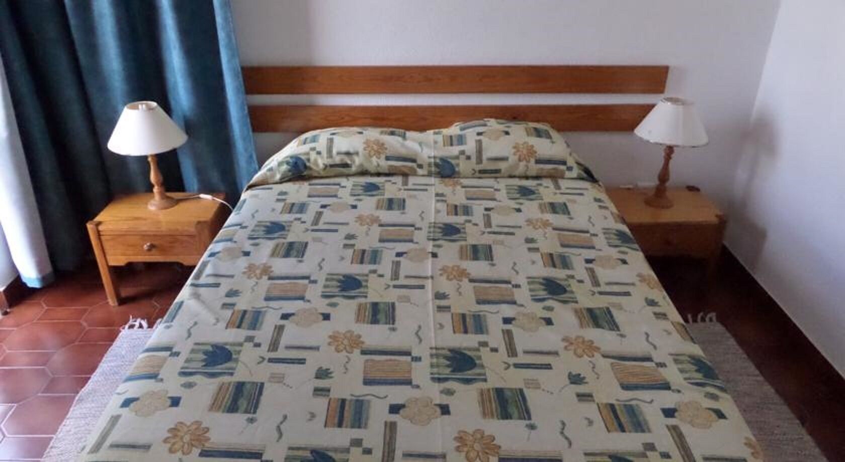 Zimmersafe, Verdunkelungsvorhänge, kostenlose Babybetten