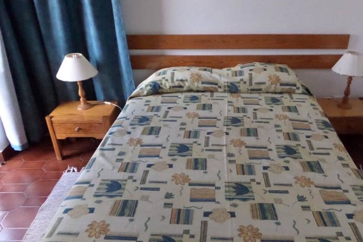 Safe på rommet, blendingsgardiner og barnesenger (inkludert)