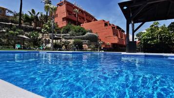 2 albercas al aire libre, sombrillas en la alberca y camastros