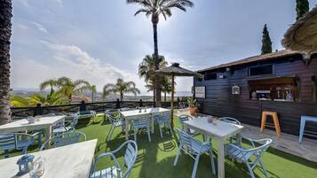 Bar vid poolen