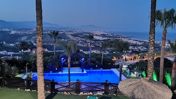 2 piscinas al aire libre (de 10:00 a 21:00), sombrillas, tumbonas