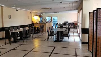 Se sirven desayunos y cocina mediterránea; con vista a la alberca