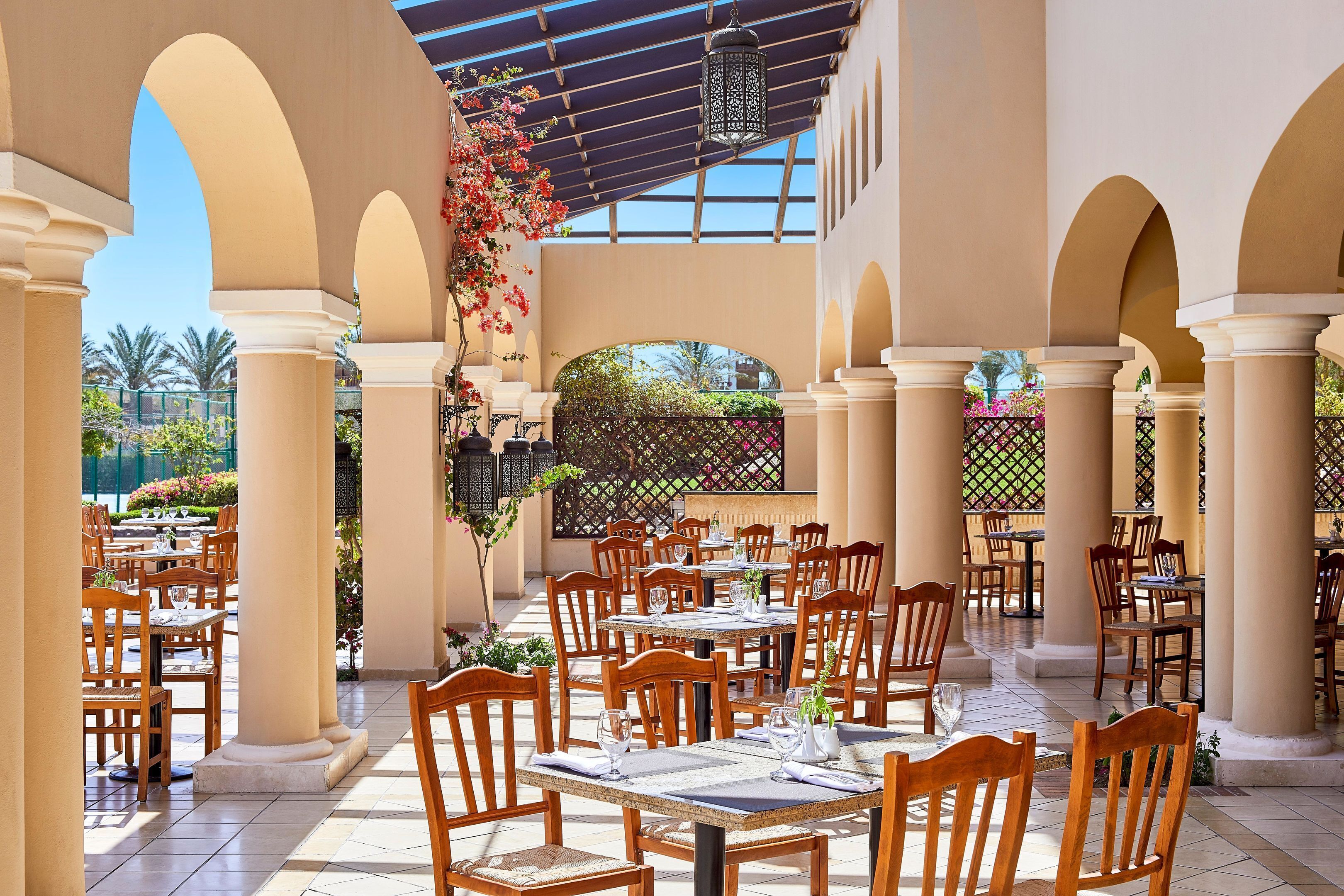 5 か所のレストラン、朝食、ランチ、ディナーに営業 (郷土料理と各国料理)