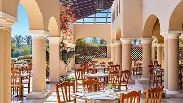 5 restaurants; breakfast, lunch and dinner served