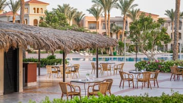 5 restaurants; breakfast, lunch and dinner served