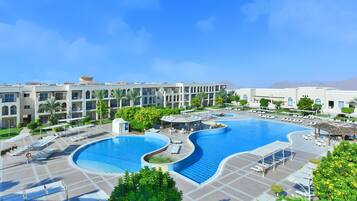 12 buitenzwembaden, parasols bij het zwembad en ligstoelen