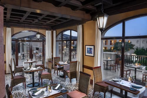 5 Restaurants; Frühstück, Mittagessen und Abendessen werden serviert