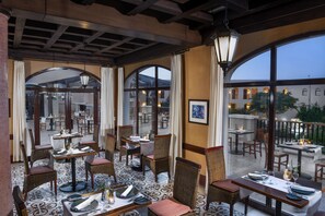 5 restaurants servant le petit déjeuner, le déjeuner et le dîner
