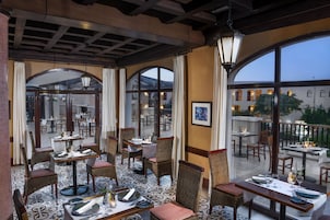 5 restaurants; breakfast, lunch and dinner served