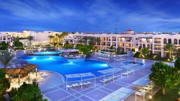 Voorkant accommodatie - avond/nacht