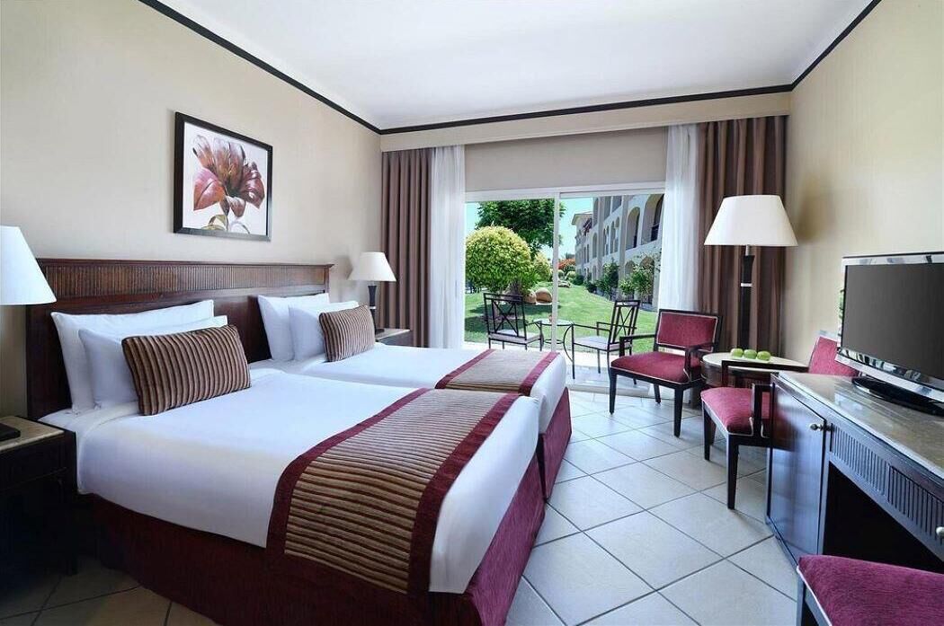 ミニバー、セーフティボックス (室内)、遮光カーテン、アイロン / アイロン台