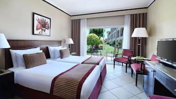 Minibar, brankas, tirai kedap cahaya, dan setrika/meja setrika