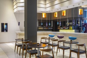 3 bars/lounges, sports bar - Mayfair Hotel (Paphos)