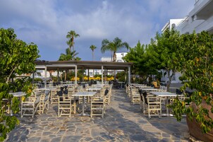 2 restaurantes; se sirven cenas 