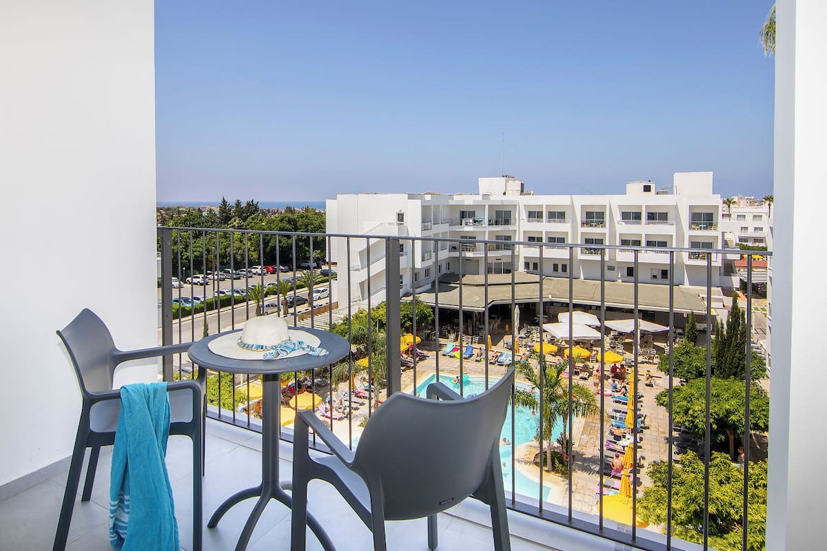 Superior Double Room, Pool View | 1 bedroom, hypo-allergenic bedding, blackout drapes, soundproofing