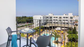 Chambre Double Supérieure, vue piscine | 1 chambre, literie hypoallergénique, rideaux occultants