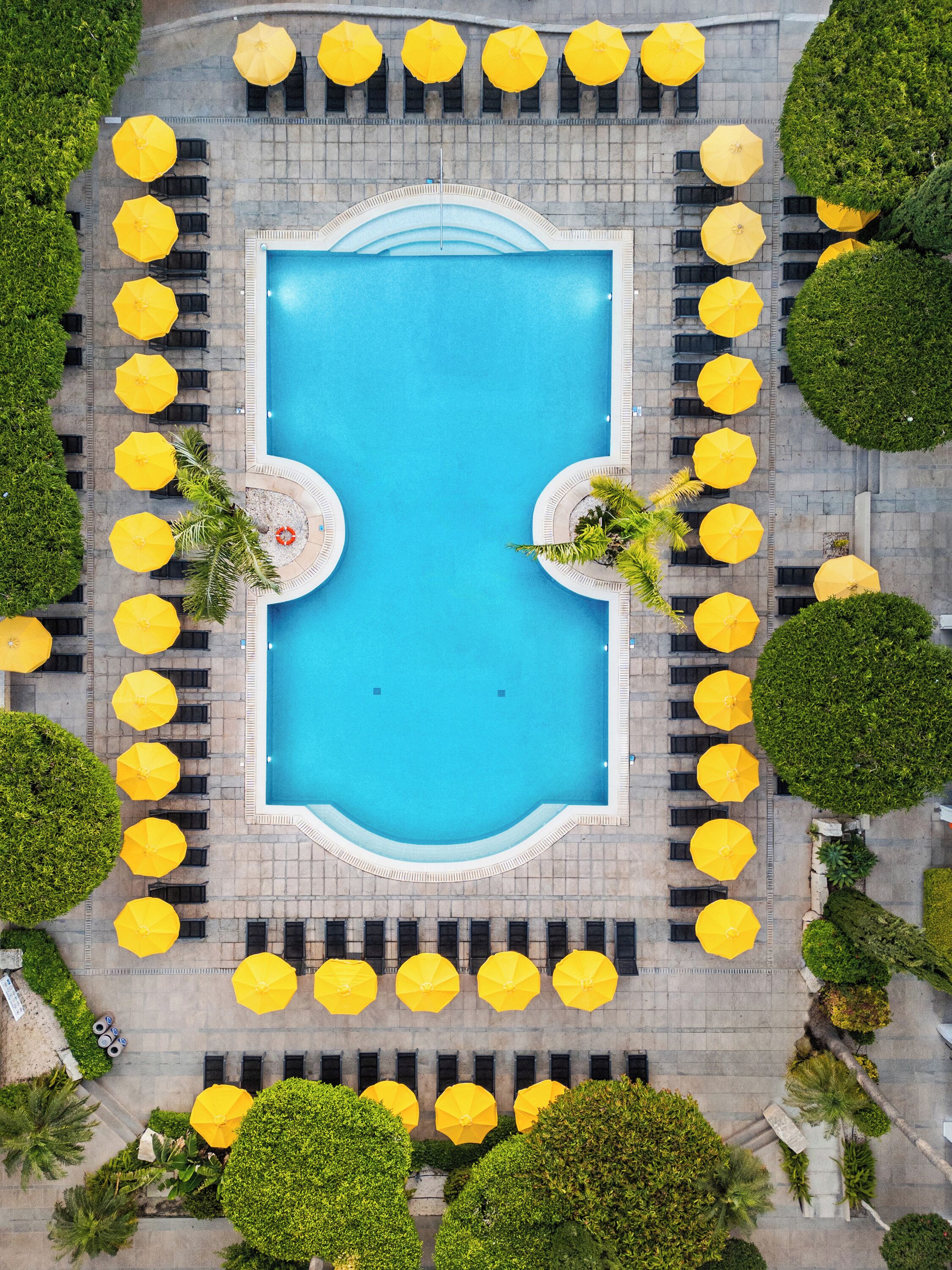 Piscine couverte, 2 piscines extérieures, parasols de plage