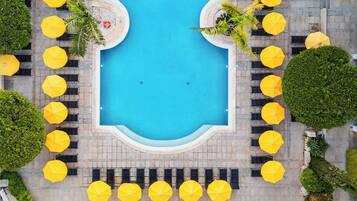 Piscine couverte, 2 piscines extérieures, parasols de plage