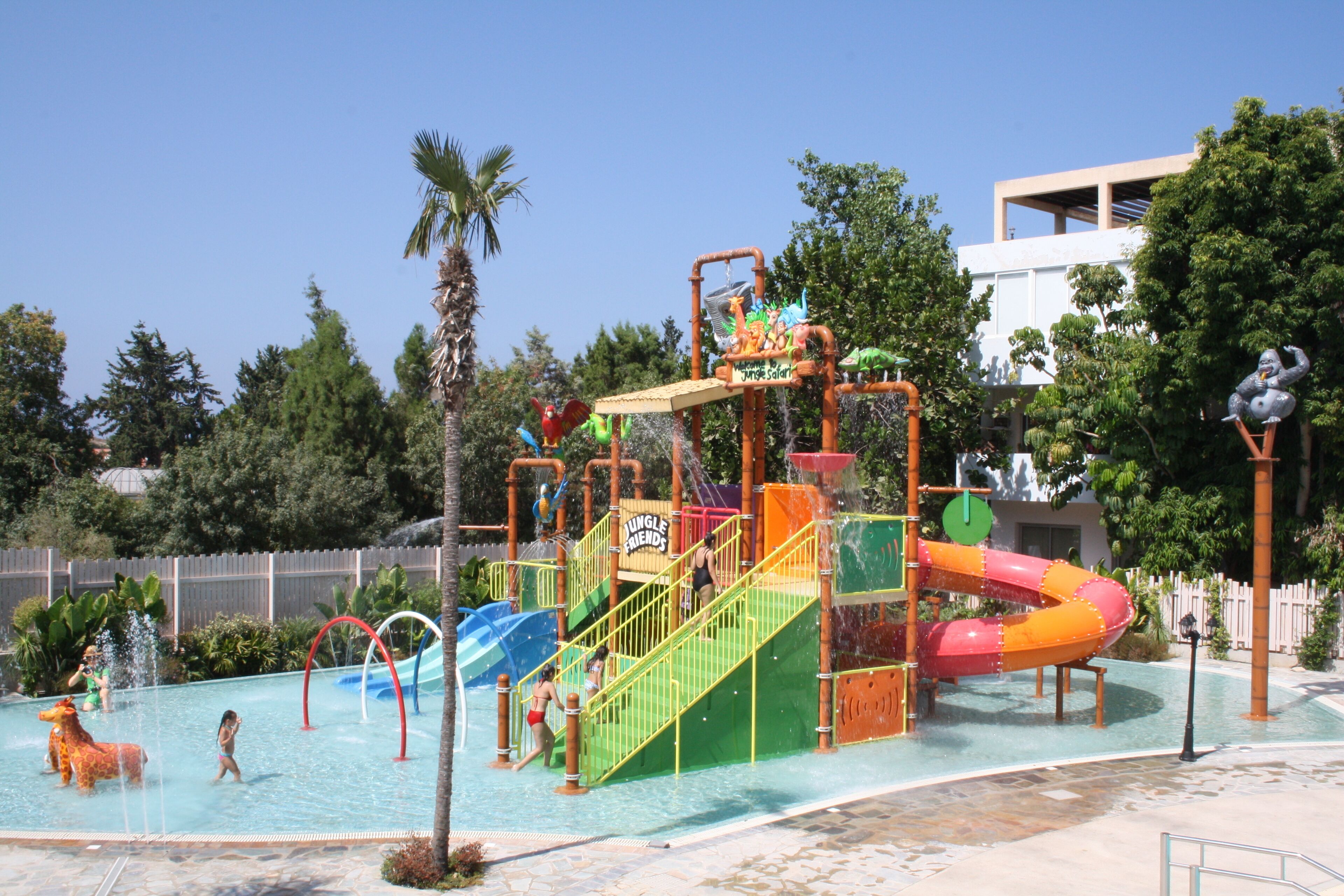 Un parc aquatique avec des toboggans et un espace de jeux sur le thème de la jungle.