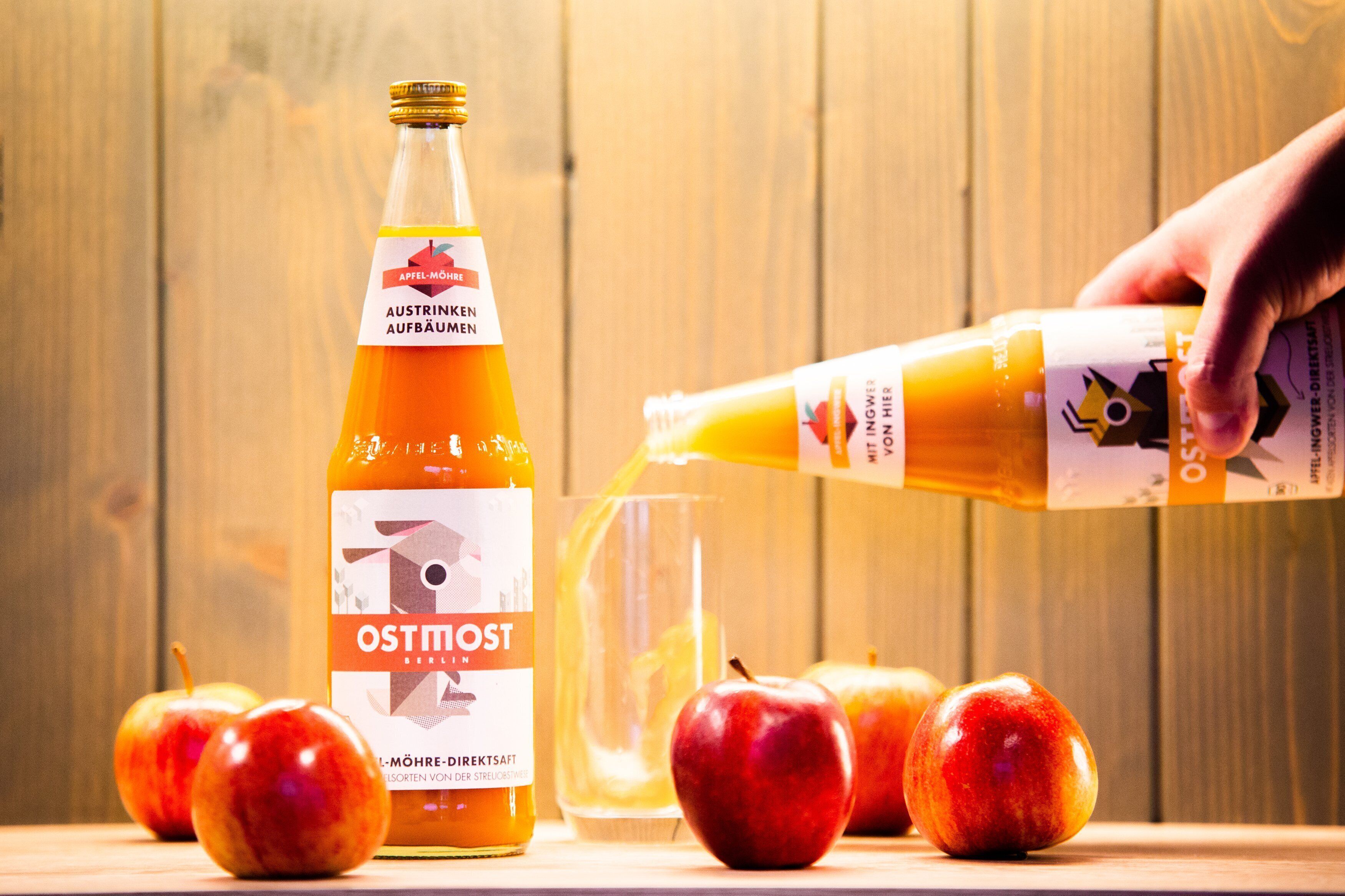 Se vierte jugo de manzana Ostmost en un vaso.