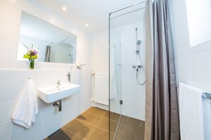 Peralatan tempat tidur premium, bar mini, peti besi dalam bilik, meja 