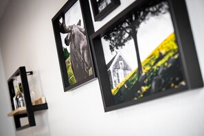 Una pared con tres fotografías enmarcadas.