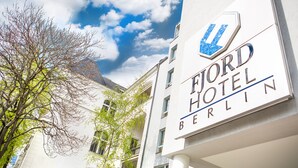 Un cartel de hotel con el nombre 'Ford Hotel Berlín' y un logotipo.