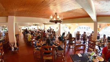 Bao gồm bữa sáng đầy đủ hàng ngày