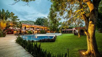 Hồ bơi ngoài trời, dù/ô trên bãi biển/hồ bơi, ghế dài tắm nắng