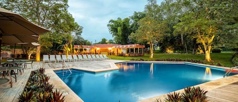 Udendørs pool, parasoller, liggestole