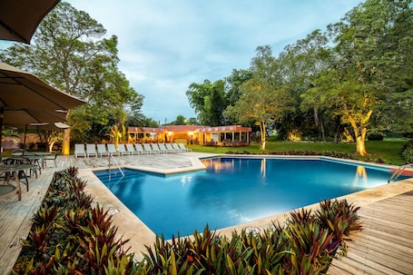Outdoor pool, pool umbrellas, sun loungers. Hotel Chichen Itza