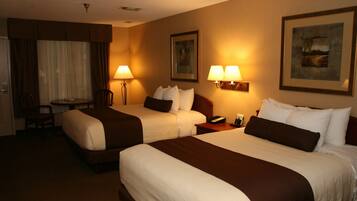 Dubbelrum - 2 queensize-sängar | Värdeförvaringsskåp på rummet, skrivbord och strykjärn/strykbräda