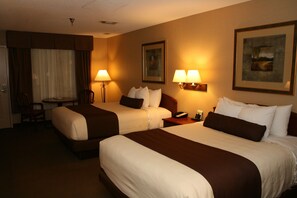 雙人房, 2 張加大雙人床 | 客房內保險箱、書桌、熨斗/熨衣板、免費無線上網